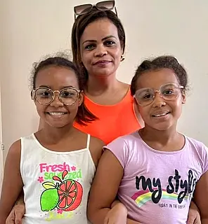 Mais de 30 pessoas recebem óculos do programa "Ver é Viver Taboado"