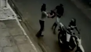 Ladrões trombam em moto, derrubam mulher e roubam veículo na fronteira
