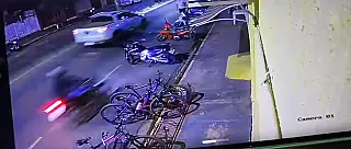 Adolescente perde controle de moto e colide com veículos estacionados em Aparecida do Taboado