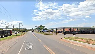 Passageiro morre após caminhonete bater de frente com carreta que invadiu pista