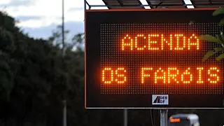 Uso do farol baixo durante o dia volta a ser obrigatório em rodovia