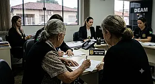 Após 56 anos de violência, idosa busca polícia e marido é preso
