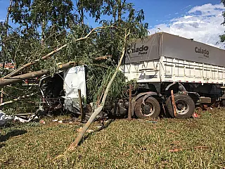 Carreta saí da pista e condutor é gravemente ferido em Caarapó