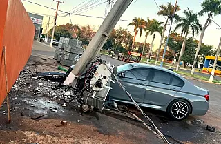 BMW colide em poste e deixa parte de Ivinhema sem energia