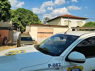 Mulher é encontrada morta pela mãe e namorado é preso por suspeita de feminicídio