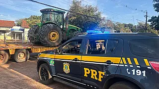 PRF recupera trator roubado de fazenda em Costa Rica