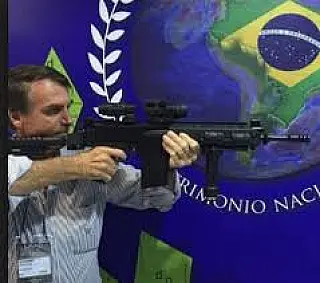 Até com armas eleitores do “mito” tomam conta das redes sociais
