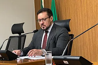 Após reclamações, Lucas de Lima solicita limpeza de terreno no bairro Mata do Jacinto