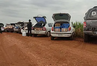 Polícia apreende comboio com nove veículos carregados de mercadorias ilegais