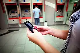 Uso de celular em banco, escola e posto de combustível deixa de ser proibido