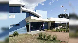 Homem surpreende policiais ao se jogar sobre viatura e causa tumulto durante a madrugada
