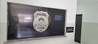 Homem esfaqueia amigo por ciúme da esposa e a agride em Terenos