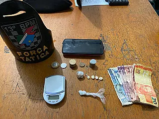Polícia Militar prende mulher por tráfico de drogas