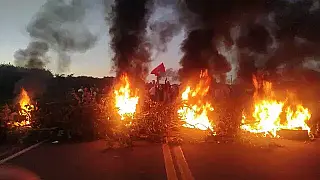 Integrantes do MST bloqueiam trecho da BR-163 na saída para São Paulo