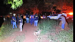 Filho viu corpo de mãe sendo arrastado por adolescentes após ser morta a pancadas
