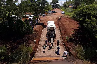 Zé Teixeira acompanha obras do novo descedor de barcos no Rio Dourado