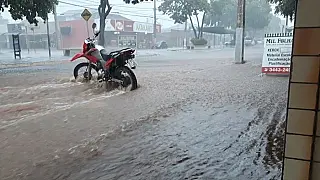 Batayporã- Chuva transforma centro em rio e assusta moradores