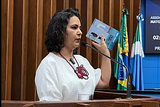 "Quem entende de Educação é professor", diz Gleice ao pedir resposta sobre obra apreendida