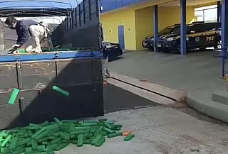 Polícia encontra mais de 1t de maconha em fundo falso de carreta em Eldorado