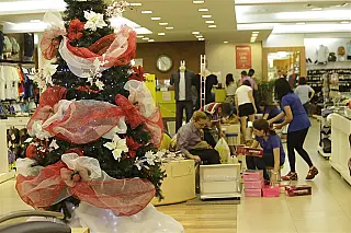 Brasileiro vai comprar menos neste Natal e diminuir valor do presente