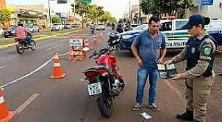 Blitz na Avenida JK flagra motorista com droga e embriaguez