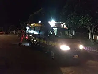 Acidente de trânsito entre moto sem placa e carro