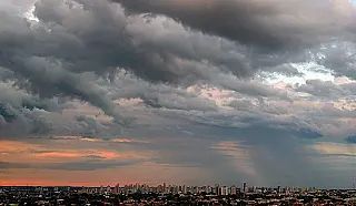 Instabilidades ganham força e final de semana pode ter chuva com risco de alagamentos e inundações