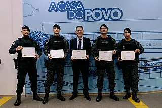 Vereador Clodoilson Pires entrega Moção de Congratulação ao Batalhão de Choque