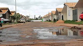 Homem sai para o trabalho e ao retornar encontra casa arrombada.