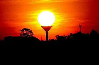 Com aquecimento acentuado durante o dia, calor e tempo seco permanecem nesta terça