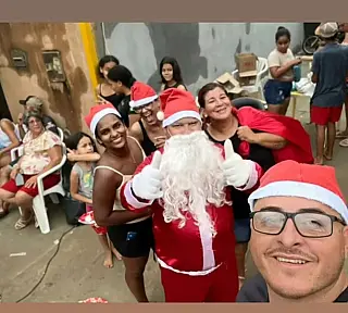Ação social leva Papai Noel e presentes para crianças do bairro Tia Chica