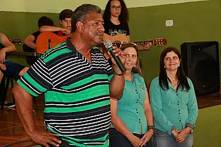 Deputado João Grandão entrega novas cadeiras para anfiteatro de escola.