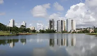 Sol predomina, junto com calor e baixa umidade do ar neste domingo