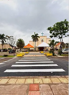 Nova faixa elevada reforça segurança em frente à paróquia em Deodápolis