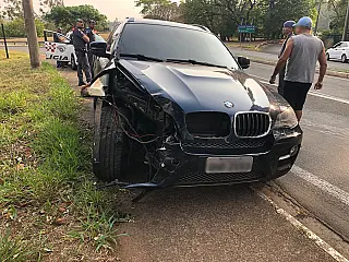 Idoso  de 63 anos, visivelmente embriagado, colidiu com uma BMW X3
