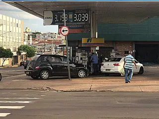 Combustíveis ficam 10 centavos mais caros de um dia para outro na Capital
