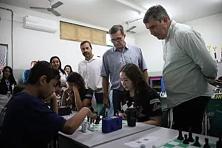 Estado entrega reformas em oito escolas estaduais e vistoria obra do Shopping Popular