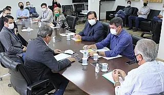 Reinaldo Azambuja atende prefeitos da região de Dourados