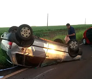 Em Sidrolândia, veículo capota na BR-060