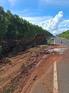 Caminhões tombam na MS-112 e assustam motoristas em Inocência