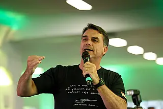 Flávio confirma debate na Globo e desafia Lula a confronto