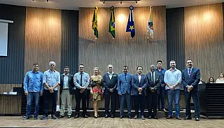 Presidente da Câmara Carlos Henrique Olindo empossa vereador