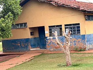 Justiça determina transferência urgente de estudantes após denúncias sobre escola improvisada