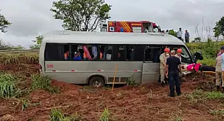 Micro-ônibus com pacientes de Paranaíba sofre acidente com 17 pessoas próximo a Cassilândia