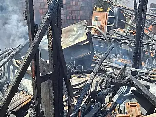 Fim de relacionamento leva mulher a incendiar casa de madeira em Cassilândia, diz polícia