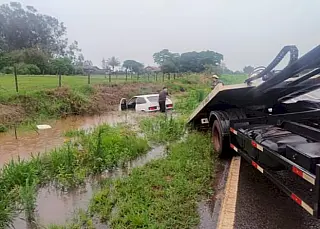 Motorista perde controle e carro sai da pista após aquaplanar na MS-141 em Ivinhema.