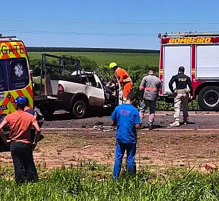 Trabalhador morre e colega fica gravemente ferido em colisão com carreta na BR-163