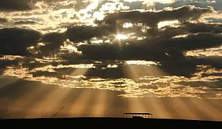 Dia será quente e de muito sol com períodos nublados
