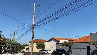 Santa Fé do Sul inicia "Operação Poste Limpo" para retirar cabos obsoletos e melhorar segurança