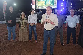 Deputado Júnior Mochi prestigia abertura do Taboadão 2025 e reforça apoio à cidade